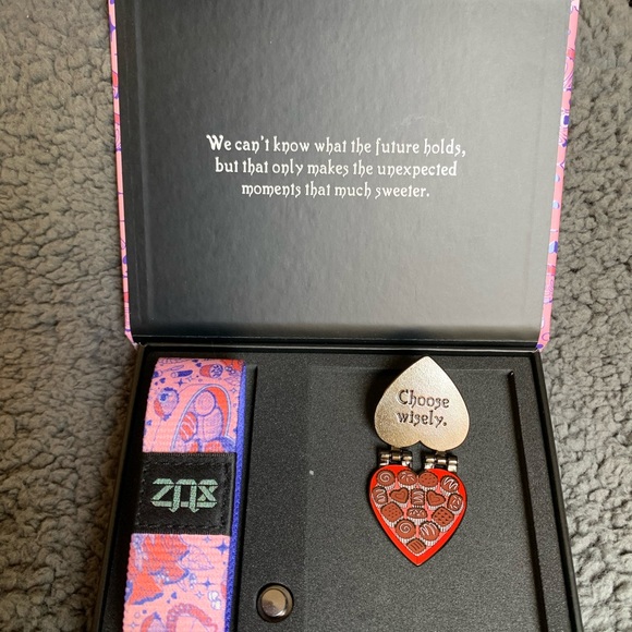 Zox Bracelets- Full Of Surprises, Bracelet and Pin 2022 - Picture 4 of 7